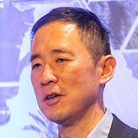 飯田 哲夫 氏