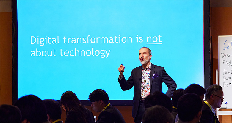 「デジタル変革はテクノロジーによって起きるものではない」と話すRogers氏